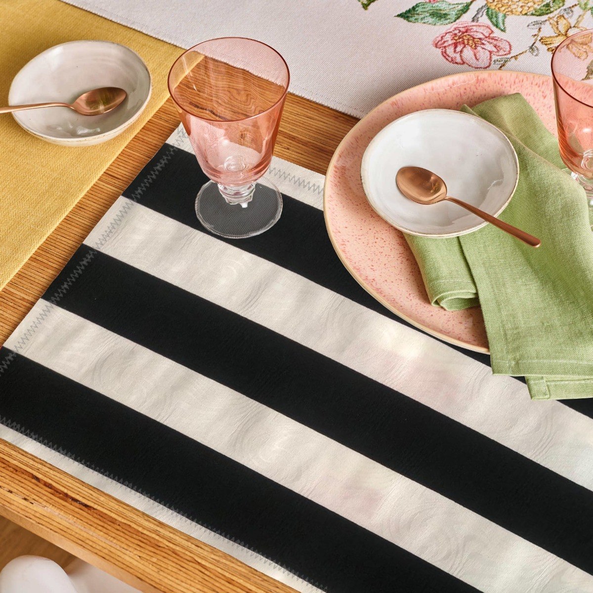 Jogo Americano 4 Peças Em Jacquard Estampado Listrado Preto e Branco